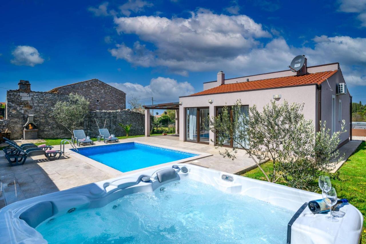 ボドニャン Bobo Family House With Poolヴィラ エクステリア 写真