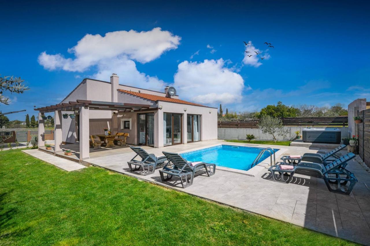 ボドニャン Bobo Family House With Poolヴィラ エクステリア 写真