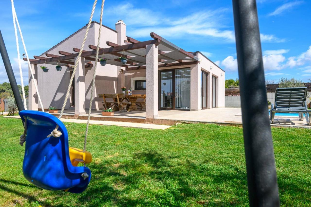 ボドニャン Bobo Family House With Poolヴィラ エクステリア 写真